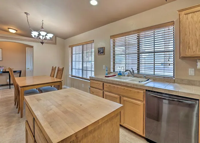 5 Mi To & Marina: Havasu Getaway! Holiday home